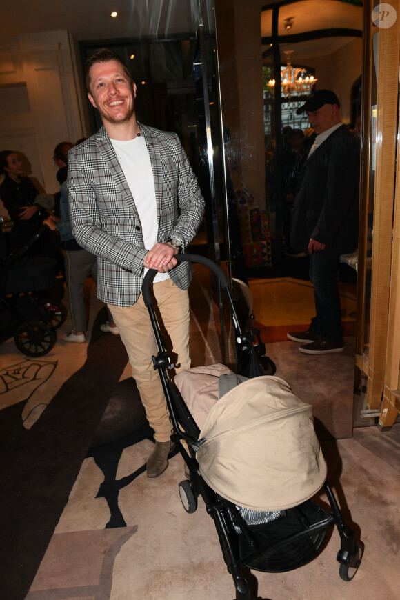 Exclusif - Jean-Edouard Lipa pose avec sa fille Victoire - Vernissage de l'exposition "Art Attack" à l'hôtel Royal Monceau à Paris le 3 mai 2018. © Rachid Bellak/Bestimage