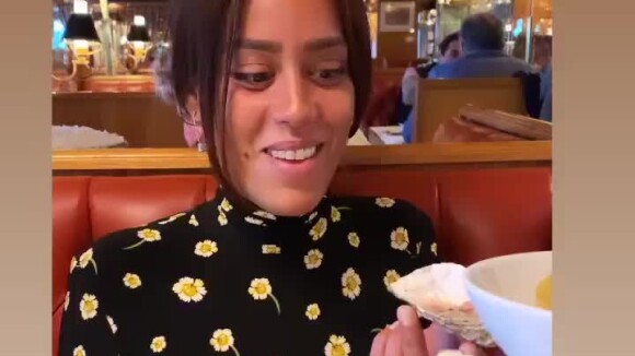 Amel Bent goûte sa première huître. 2020 sur Instagram.