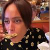 Amel Bent goûte sa première huître le 26 septembre 2020 sur Instagram.