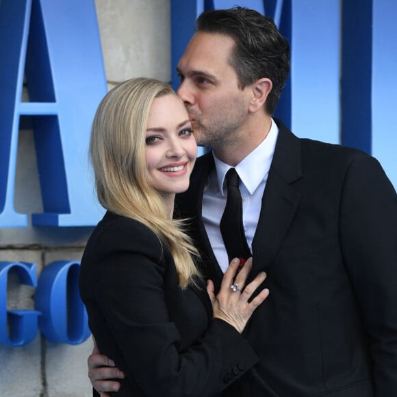 Amanda Seyfried et son mari Thomas Sadoski - Première du film "Mamma Mia ! Here We Go Again" à Londres. Le 16 juillet 2018.