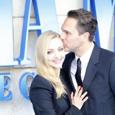 Amanda Seyfried et son mari Thomas Sadoski à la première de "Mamma Mia! Here We Go Again" au cinéma Eventim Apollo à Londres, le 16 juillet 2018. 