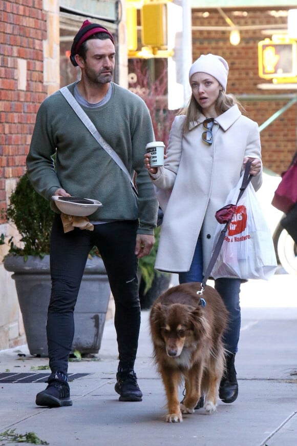 Exclusif - Amanda Seyfried promène son chien avec un ami dans la rue à New York le 7 décembre 2018. 