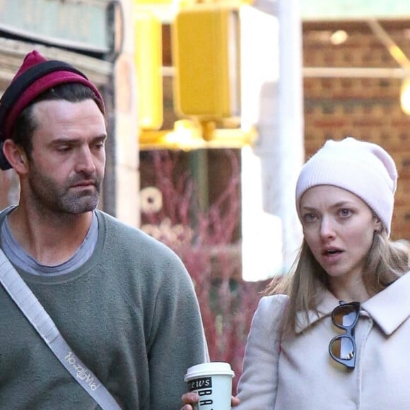 Exclusif - Amanda Seyfried promène son chien avec un ami dans la rue à New York le 7 décembre 2018. 