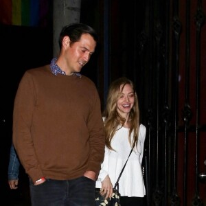 Amanda Seyfried et son mari Thomas Sadoski se rendent au spectacle Good For a Laugh pour une levée de fond pour les enfants touchés par la guerre au cabaret Largo At The Coronet à Los Angeles le 1er Mars 2019.
