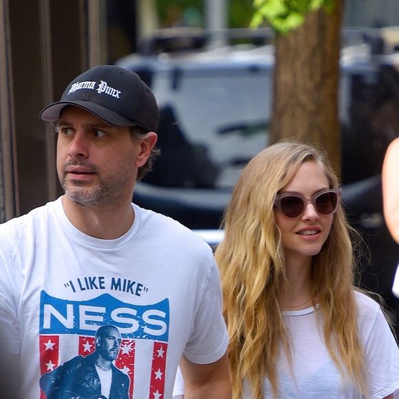 Exclusif - Amanda Seyfried et son mari Thomas Sadoski se baladent dans les rues de New York, le 5 août 2019 