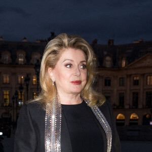 Catherine Deneuve arrive à la soirée Louis Vuitton Stellar Jewelry Cocktail Event place Vendôme à Paris le 28 septembre 2020. C'est la première sortie officielle de l'actrice depuis son AVC en novembre dernier. En novembre, Catherine Deneuve, 76 ans, avait fait une grosse frayeur à ses millions d'admiratrices et d'admirateurs lorsqu'elle avait été hospitalisée à la suite d'un accident vasculaire cérébral, alors qu'elle était en plein tournage. © Cyril Moreau / Bestimage