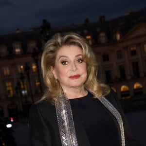 Catherine Deneuve arrive à la soirée Louis Vuitton Stellar Jewelry Cocktail Event place Vendôme à Paris le 28 septembre 2020. C'est la première sortie officielle de l'actrice depuis son AVC en novembre dernier. En novembre, Catherine Deneuve, 76 ans, avait fait une grosse frayeur à ses millions d'admiratrices et d'admirateurs lorsqu'elle avait été hospitalisée à la suite d'un accident vasculaire cérébral, alors qu'elle était en plein tournage. © Cyril Moreau / Bestimage