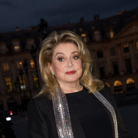 Catherine Deneuve arrive à la soirée Louis Vuitton Stellar Jewelry Cocktail Event place Vendôme à Paris le 28 septembre 2020. C'est la première sortie officielle de l'actrice depuis son AVC en novembre dernier. En novembre, Catherine Deneuve, 76 ans, avait fait une grosse frayeur à ses millions d'admiratrices et d'admirateurs lorsqu'elle avait été hospitalisée à la suite d'un accident vasculaire cérébral, alors qu'elle était en plein tournage. © Cyril Moreau / Bestimage