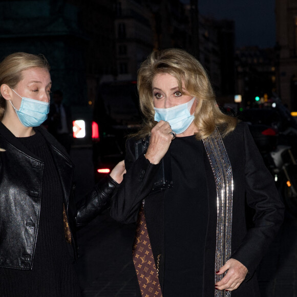 Catherine Deneuve arrive à la soirée Louis Vuitton Stellar Jewelry Cocktail Event place Vendôme à Paris le 28 septembre 2020. C'est la première sortie officielle de l'actrice depuis son AVC en novembre dernier. En novembre, Catherine Deneuve, 76 ans, avait fait une grosse frayeur à ses millions d'admiratrices et d'admirateurs lorsqu'elle avait été hospitalisée à la suite d'un accident vasculaire cérébral, alors qu'elle était en plein tournage. © Cyril Moreau / Bestimage