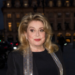 Catherine Deneuve arrive à la soirée Louis Vuitton Stellar Jewelry Cocktail Event place Vendôme à Paris le 28 septembre 2020. C'est la première sortie officielle de l'actrice depuis son AVC en novembre dernier. En novembre, Catherine Deneuve, 76 ans, avait fait une grosse frayeur à ses millions d'admiratrices et d'admirateurs lorsqu'elle avait été hospitalisée à la suite d'un accident vasculaire cérébral, alors qu'elle était en plein tournage. © Cyril Moreau / Bestimage