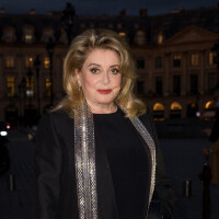 Catherine Deneuve signe son grand retour en soirée, élégance pour Vuitton