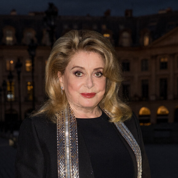Catherine Deneuve arrive à la soirée Louis Vuitton Stellar Jewelry Cocktail Event place Vendôme à Paris. C'est la première sortie officielle de l'actrice depuis son AVC en novembre dernier. © Cyril Moreau / Bestimage