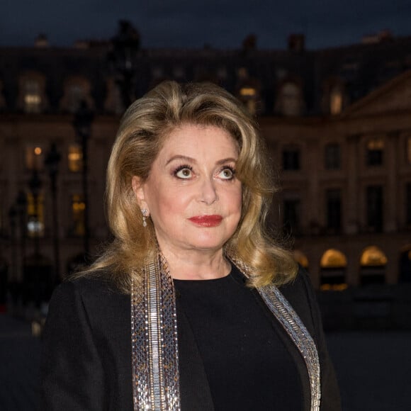 Catherine Deneuve arrive à la soirée Louis Vuitton Stellar Jewelry Cocktail Event place Vendôme à Paris le 28 septembre 2020. C'est la première sortie officielle de l'actrice depuis son AVC en novembre dernier. En novembre, Catherine Deneuve, 76 ans, avait fait une grosse frayeur à ses millions d'admiratrices et d'admirateurs lorsqu'elle avait été hospitalisée à la suite d'un accident vasculaire cérébral, alors qu'elle était en plein tournage. © Cyril Moreau / Bestimage