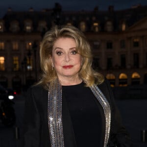 Catherine Deneuve arrive à la soirée Louis Vuitton Stellar Jewelry Cocktail Event place Vendôme à Paris le 28 septembre 2020. C'est la première sortie officielle de l'actrice depuis son AVC en novembre dernier. En novembre, Catherine Deneuve, 76 ans, avait fait une grosse frayeur à ses millions d'admiratrices et d'admirateurs lorsqu'elle avait été hospitalisée à la suite d'un accident vasculaire cérébral, alors qu'elle était en plein tournage. © Cyril Moreau / Bestimage