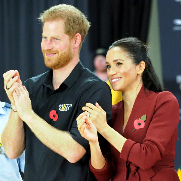 Le prince Harry, duc de Sussex, et Meghan Markle, duchesse de Sussex, enceinte, assistent à la finale de basketball en fauteuil roulant aux Invictus Games 2018 à Sydney.