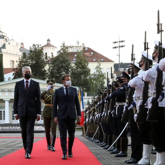 Le président de la république, Emmanuel Macron arrive au palais présidentiel pour un entretien avec Gitanas Nauseda, président de la république de Lituanie, Vilnius, Lituanie, le 28 septembre 2020. © Stéphane Lemouton / Bestimage