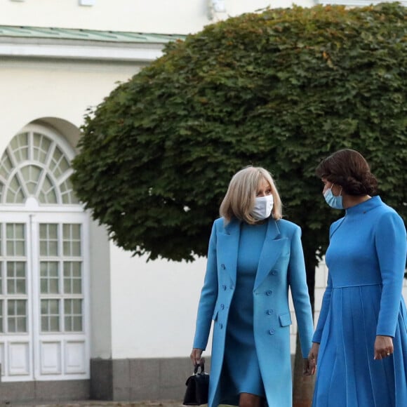 Le président de la république, Emmanuel Macron et la première dame Brigitte Macron arrivent au palais présidentiel pour un entretien avec Gitanas Nauseda, président de la république de Lituanie, accompagné de sa femme Diana Nausédiené, Vilnius, Lituanie, le 28 septembre 2020. © Stéphane Lemouton / Bestimage