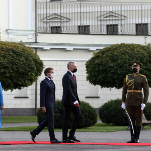 Le président de la république, Emmanuel Macron et la première dame Brigitte Macron arrivent au palais présidentiel pour un entretien avec Gitanas Nauseda, président de la république de Lituanie, accompagné de sa femme Diana Nausédiené, Vilnius, Lituanie, le 28 septembre 2020. © Stéphane Lemouton / Bestimage