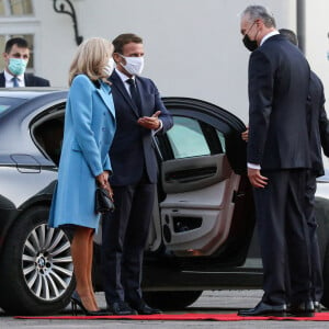 Le président de la république, Emmanuel Macron et la première dame Brigitte Macron arrivent au palais présidentiel pour un entretien avec Gitanas Nauseda, président de la république de Lituanie, accompagné de sa femme Diana Nausédiené, Vilnius, Lituanie, le 28 septembre 2020. © Stéphane Lemouton / Bestimage