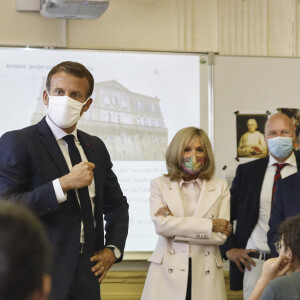 Emmanuel Macron, Président de la République, échange avec les instituteurs et les élèves de l'école primaire Jules Ferry, installée dans l'Hôtel de Polignac, qui lui présentent le projet pédagogique " Patrimoine et numérique " realise en 2019-2020 par une classe de l'école, en présence de son épouse Brigitte Macron, Roselyne Bachelot, ministre de la Culture, Stéphane Bern, Guillaume Poitrinal, président de la Fondation du Patrimoine, et Stéphane Pallez, présidente directrice générale de la Française des Jeux. A Condom, le 18 Septembre 2020. © Sébastien Ortola / Pool / Bestimage