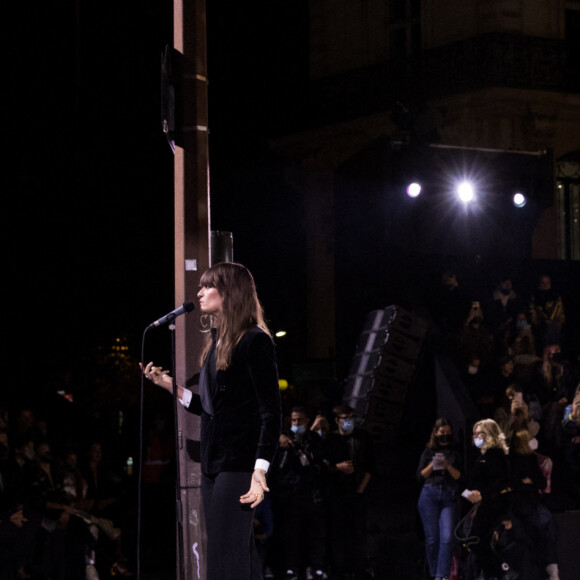 Clara Luciani, Constance Jablonski - Défilé Etam Live Show 2020 à Paris le 29 septembre 2020. © Pool Agence Bestimage