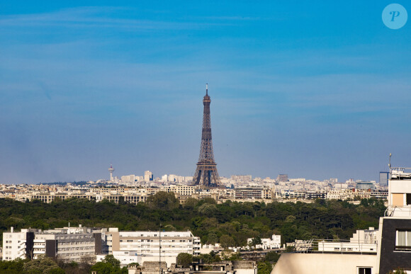 Le ciel de Paris est dégagé de toute pollution visible grâce aux restrictions de circulation lors de l'épidémie de coronavirus (COVID-19) le 15 avril 2020. © Jack Tribeca / Bestimage 
