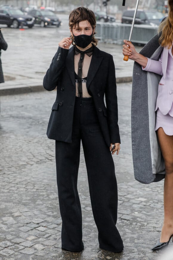 Christine and the Queens lors du défilé de mode prêt-à-porter printemps-été 2021 "Dior" au Jardin des Tuileries à Paris. Le 29 septembre 2020 © Christophe Clovis / Bestimage