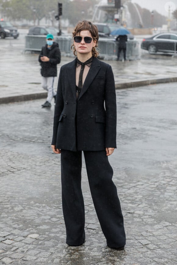 Christine and the Queens lors du défilé de mode prêt-à-porter printemps-été 2021 "Dior" au Jardin des Tuileries à Paris. Le 29 septembre 2020 © Christophe Clovis / Bestimage