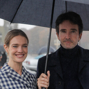 Natalia Vodianova et Antoine Arnault lors du défilé de mode prêt-à-porter printemps-été 2021 "Dior" au Jardin des Tuileries à Paris. Le 29 septembre 2020 © Christophe Clovis / Bestimage