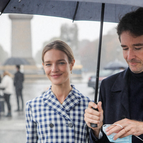 Natalia Vodianova et Antoine Arnault lors du défilé de mode prêt-à-porter printemps-été 2021 "Dior" au Jardin des Tuileries à Paris. Le 29 septembre 2020 © Christophe Clovis / Bestimage