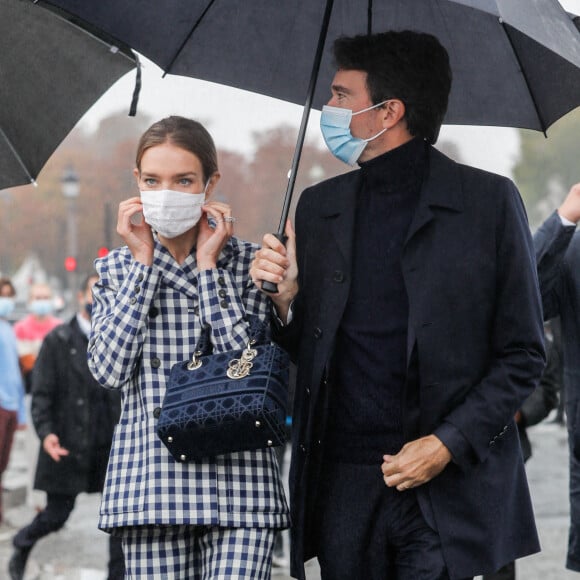 Natalia Vodianova et Antoine Arnault lors du défilé de mode prêt-à-porter printemps-été 2021 "Dior" au Jardin des Tuileries à Paris. Le 29 septembre 2020 © Christophe Clovis / Bestimage