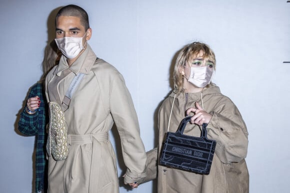 Maisie Williams et son petit ami Reuben Selby lors du défilé de mode prêt-à-porter printemps-été 2021 "Dior" au Jardin des Tuileries à Paris. Le 29 septembre 2020. © Olivier Borde / BestImage
