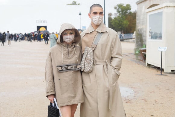 Maisie Williams et Reuben Selby lors du défilé de mode prêt-à-porter printemps-été 2021 "Dior" au Jardin des Tuileries à Paris. Le 29 septembre 2020 © Christophe Clovis / Bestimage