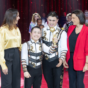 Exclusif - La princesse Stéphanie de Monaco et Pauline Ducruet remettent le trophée "Golden Junior" aux frères Martinez - Dernière représentation suivie de la remise des prix de la 9ème édition de la "New Generation" à Monaco le 2 février 2020. Pauline Ducruet préside en collaboration avec sa mère, la princesse Stéphanie, ce Festival. © Olivier HuitelPRM/Bestimage