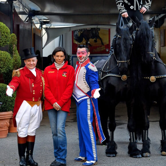 Alain André (alias Petit Gougou) - La princesse Stéphanie de Monaco entourée par Petit Gougou, le clown funambule vénuzuélien Henry Ayala et les chevaux de la famille Knee lors du photocall de présentation du 44ème Festival International du Cirque de Monte Carlo à Monaco le 14 janvier 2020. © Bruno Bebert / Bestimage