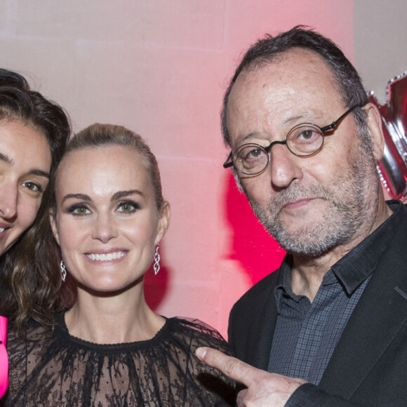 Exclusif -  Laeticia Hallyday ("Femme de Coeur 2017" par Clarins pour son engagement humanitaire) entre Jean Reno et sa femme Zofia Borucka - Le Prix Clarins pour l'enfance fête ses 20 ans et récompense sa nouvelle femme de coeur L.Hallyday pour son association La Bonne Étoile à l'hôtel Salomon de Rothschild à Paris, France, le 14 mars 2017.© Borde-Jacovides/Bestimage