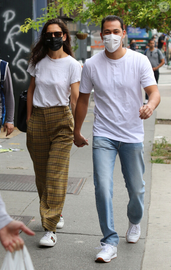 Katie Holmes se balade main dans la main avec son compagnon Emilio Vitolo Jr à New York, le 1er octobre 2020 