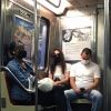 Katie Holmes avec son compagnon Emilio Vitolo Jr dans le métro à New York, le 1er octobre 2020 