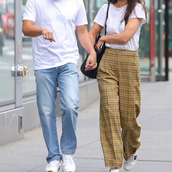 Katie Holmes se balade main dans la main avec son compagnon Emilio Vitolo Jr à New York, le 1er octobre 2020 