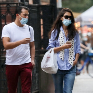 Katie Holmes et son compagnon Emilio Vitolo Jr arrivent à leur domicile après avoir déjeuné en amoureux à New York pendant l'épidémie de coronavirus (Covid-19), le 25 septembre 2020 