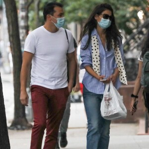 Katie Holmes et son compagnon Emilio Vitolo Jr arrivent à leur domicile après avoir déjeuné en amoureux à New York pendant l'épidémie de coronavirus (Covid-19), le 25 septembre 2020 