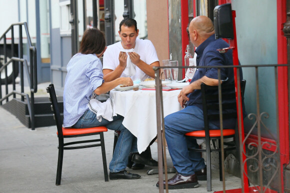 Katie Holmes et son compagnon Emilio Vitolo Jr sont allés déjeuner dans une pizzeria à New York pendant l'épidémie de coronavirus (Covid-19), le 25 septembre 2020 