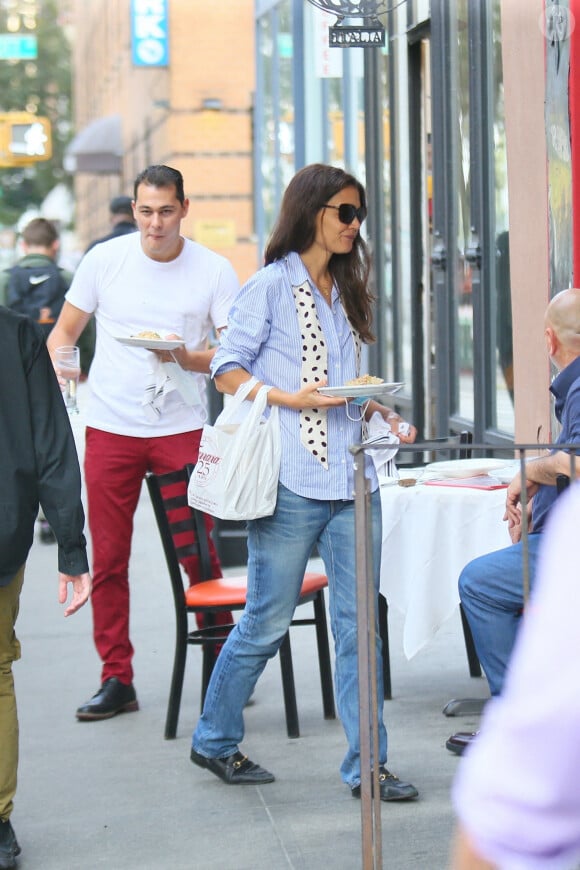 Katie Holmes et son compagnon Emilio Vitolo Jr sont allés déjeuner dans une pizzeria à New York pendant l'épidémie de coronavirus (Covid-19), le 25 septembre 2020 
