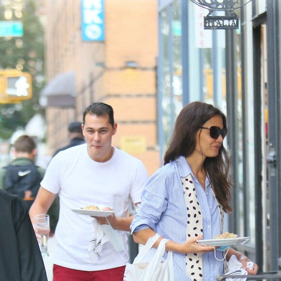 Katie Holmes et son compagnon Emilio Vitolo Jr sont allés déjeuner dans une pizzeria à New York pendant l'épidémie de coronavirus (Covid-19), le 25 septembre 2020 