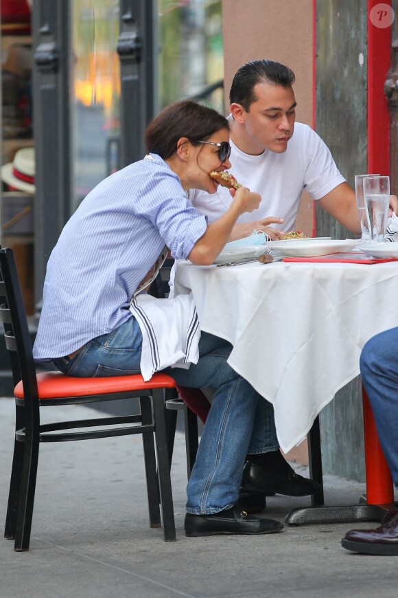 Katie Holmes et son compagnon Emilio Vitolo Jr sont allés déjeuner dans une pizzeria à New York pendant l'épidémie de coronavirus (Covid-19), le 25 septembre 2020 