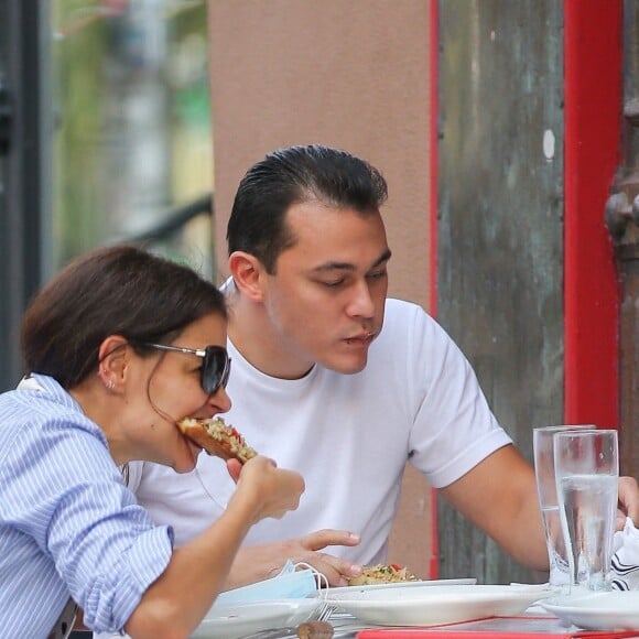 Katie Holmes et son compagnon Emilio Vitolo Jr sont allés déjeuner dans une pizzeria à New York pendant l'épidémie de coronavirus (Covid-19), le 25 septembre 2020 