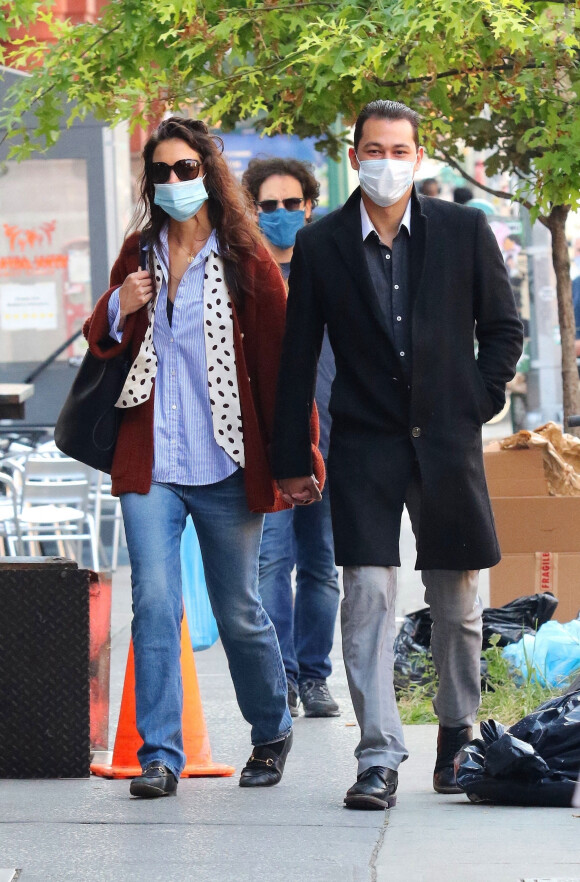 Katie Holmes et son compagnon Emilio Vitolo Jr se baladent en amoureux dans le quartier de SoHo à New York pendant l'épidémie de coronavirus (Covid-19), le 25 septembre 2020 