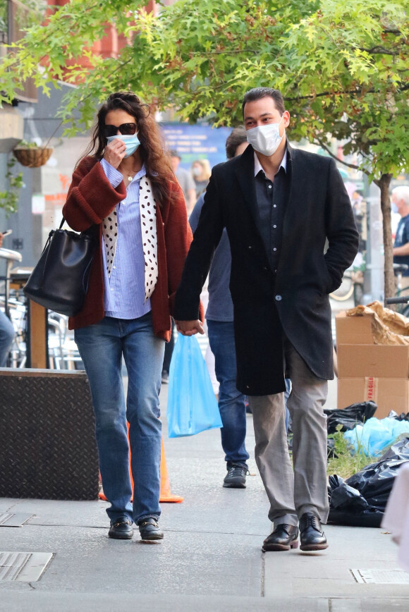 Katie Holmes et son compagnon Emilio Vitolo Jr se baladent en amoureux dans le quartier de SoHo à New York pendant l'épidémie de coronavirus (Covid-19), le 25 septembre 2020 