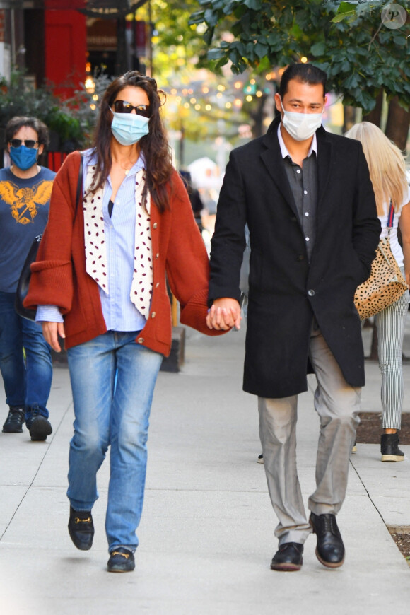 Katie Holmes et son compagnon Emilio Vitolo Jr se baladent en amoureux dans le quartier de SoHo à New York pendant l'épidémie de coronavirus (Covid-19), le 25 septembre 2020 
