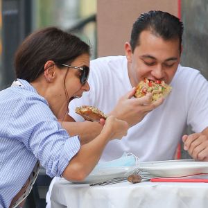 Katie Holmes et son compagnon Emilio Vitolo Jr sont allés déjeuner dans une pizzeria à New York pendant l'épidémie de coronavirus (Covid-19)